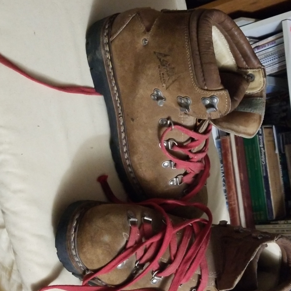 Lowa mtn hiking boots  made in Germany vintag